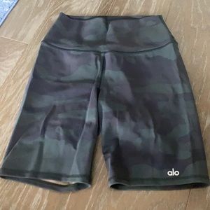 Alo yoga biker shorts vapor camo size m